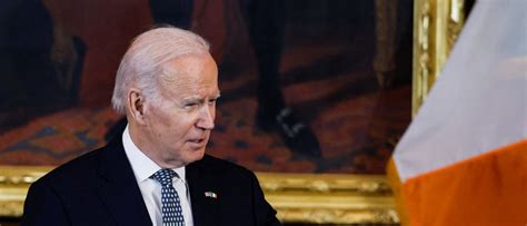 Fact Check: Photo Does NOT Show Biden Groping。